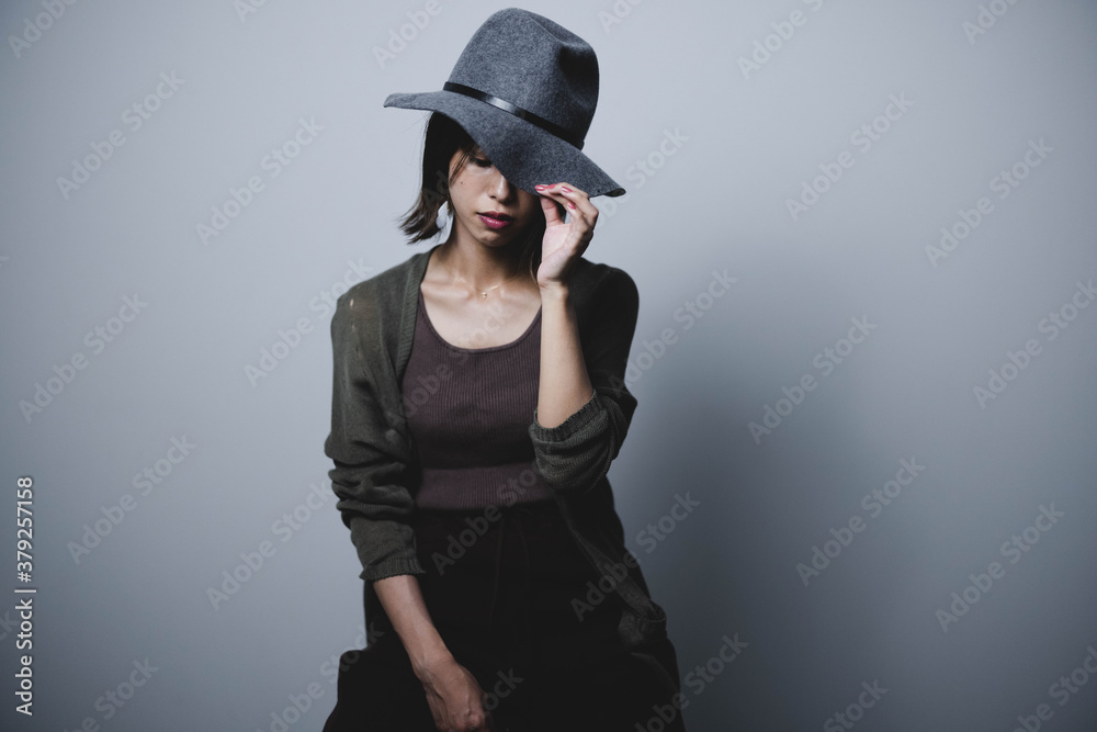 帽子の女性 帽子の女性