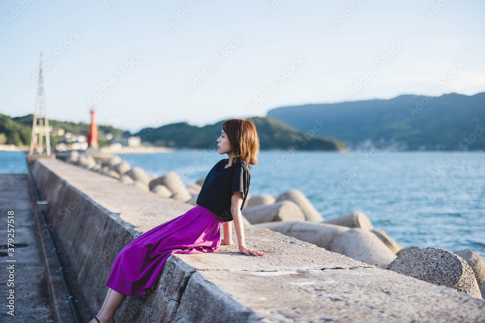 夕暮れの海の女性