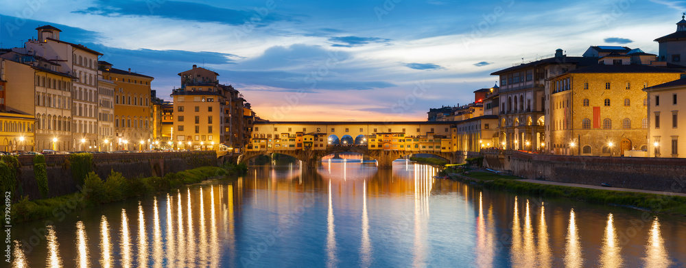 Ponte Vecchio - the bridge-market in the center of Florence, Tuscany, Italy at dusk - obrazy, fototapety, plakaty 