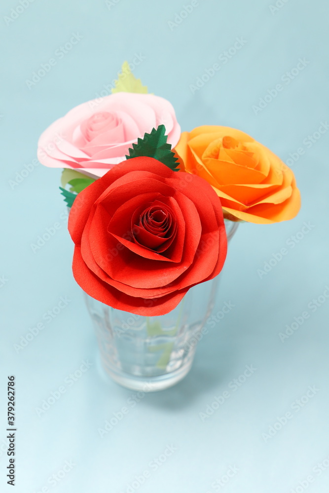 グラスに飾った折り紙で作ったバラの花 グラスに飾った折り紙で作ったバラの花