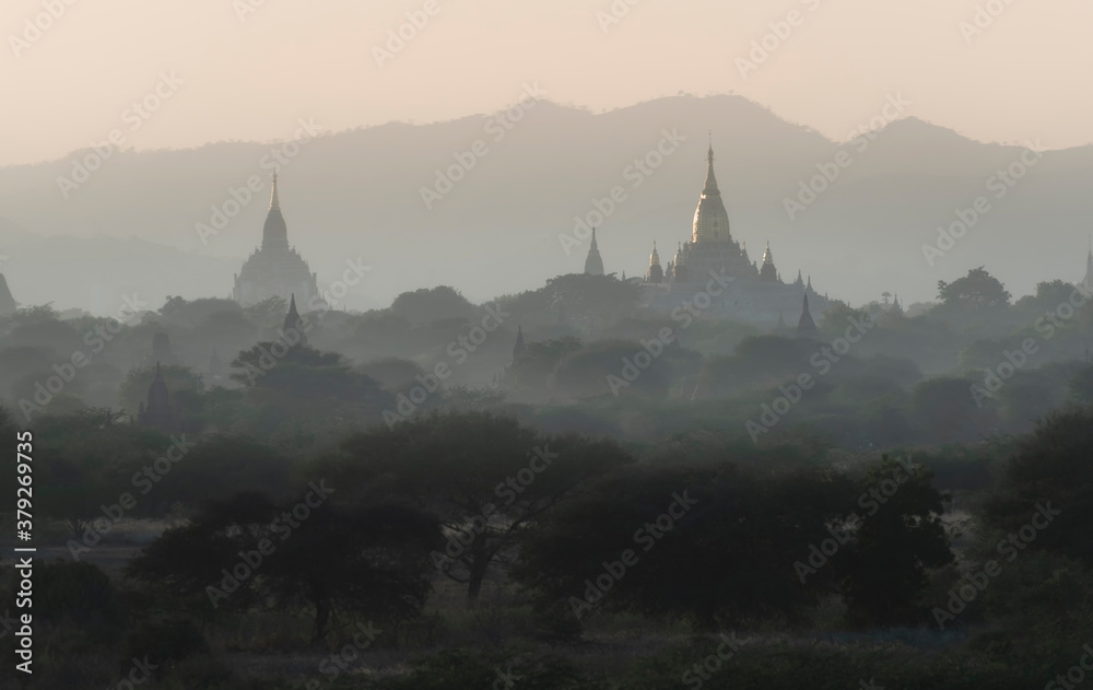 Obraz premium Sunrise landscape view with silhouettes of old temples, Bagan, Myanmar (Burma)