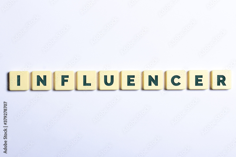 Das Wort Influencer in Buchstaben auf weißem Hintergrund Das Wort Influencer in Buchstaben auf weißem Hintergrund