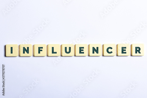 Das Wort Influencer in Buchstaben auf weißem Hintergrund