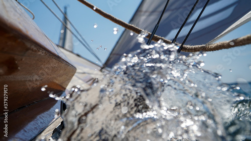 Gischt und spritzendes Wasser bei einer klassische Segelyacht