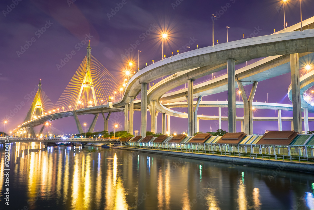 Obraz premium The beautiful view of Bhumibol Bridge during the evening time in Bangkok at Thailand, known as the Industrial Ring Road Bridge over the Chao Phraya River.