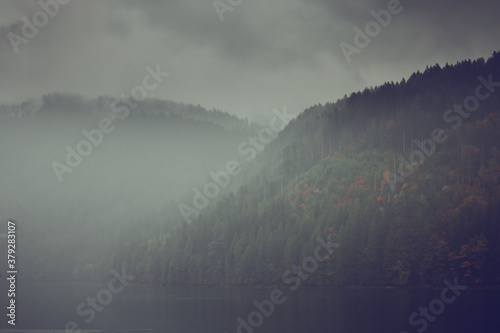 Obraz na płótnie Low cloud, fog covers lake on a September morning w salonie
