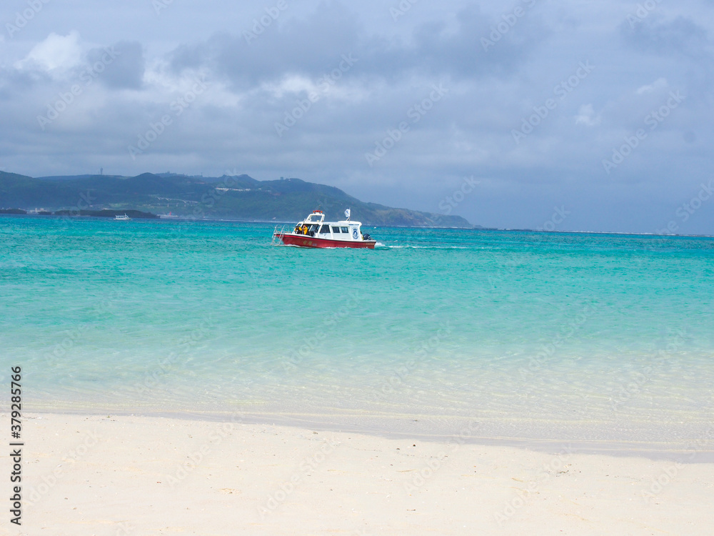 Fototapeta premium 沖縄県 離島 久米島 はての浜の風景写真