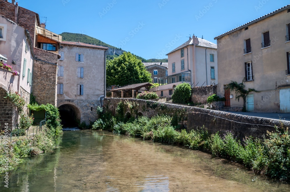 Creissels, village médiéval au pied des falaises du causse du Larzac en Aveyron.
Creissels, village médiéval au pied des falaises du causse du Larzac en Aveyron.