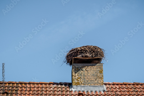 leeres Storchennest auf einem Schornstein