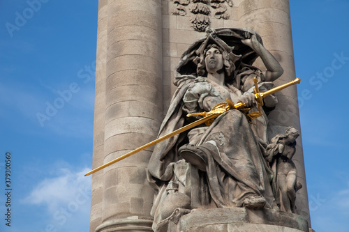 LA STATUE LA FRANCE A LA RENAISSANCE  sur le pont alexandre 3 à Paris photo