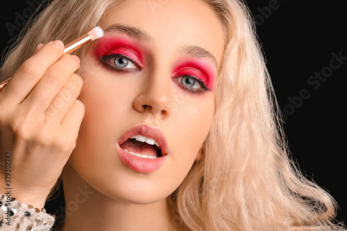 Young woman applying beauti...
