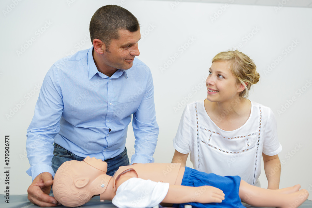 Obraz premium woman and man during first aid training