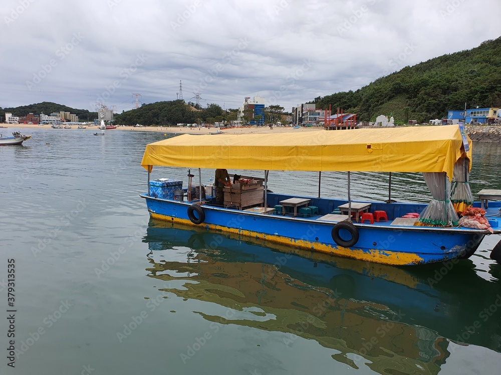 Naklejka premium boats on the beach