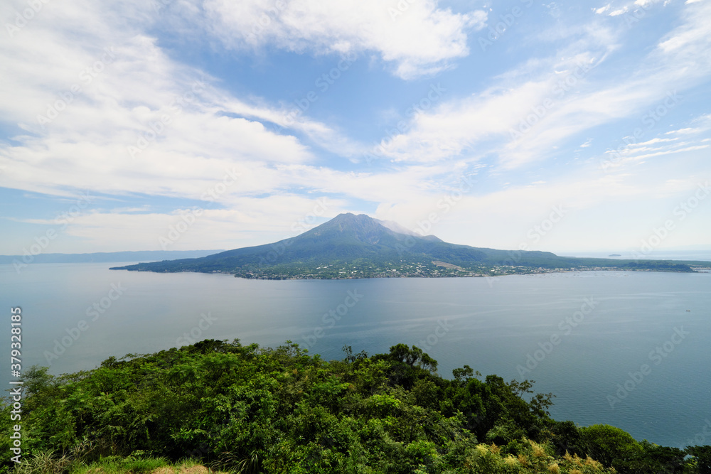 海に浮かぶ美しい桜島