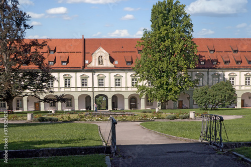 Innenhof von Kloster Bedediktbeuren in Oberbayern