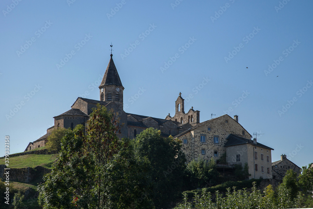 L'église de Saint-Julien Chapteuil (Haute-Loire) perchée sur une colline