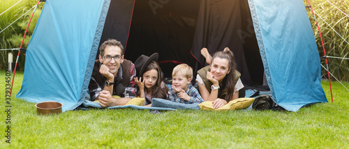 Fotografia Family having fun camping in their house garden