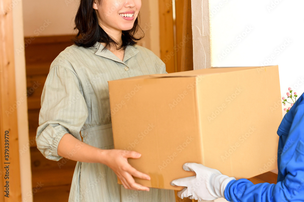 荷物を受け取る女性 荷物を受け取る女性