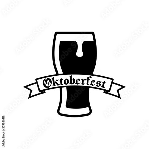 Pinta de cerveza. Logotipo vaso de cerveza vintage con espuma en listón con texto Oktoberfest en color negro