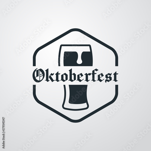 Pinta de cerveza. Logotipo vaso de cerveza vintage con espuma en hexágono con texto Oktoberfest en fondo gris