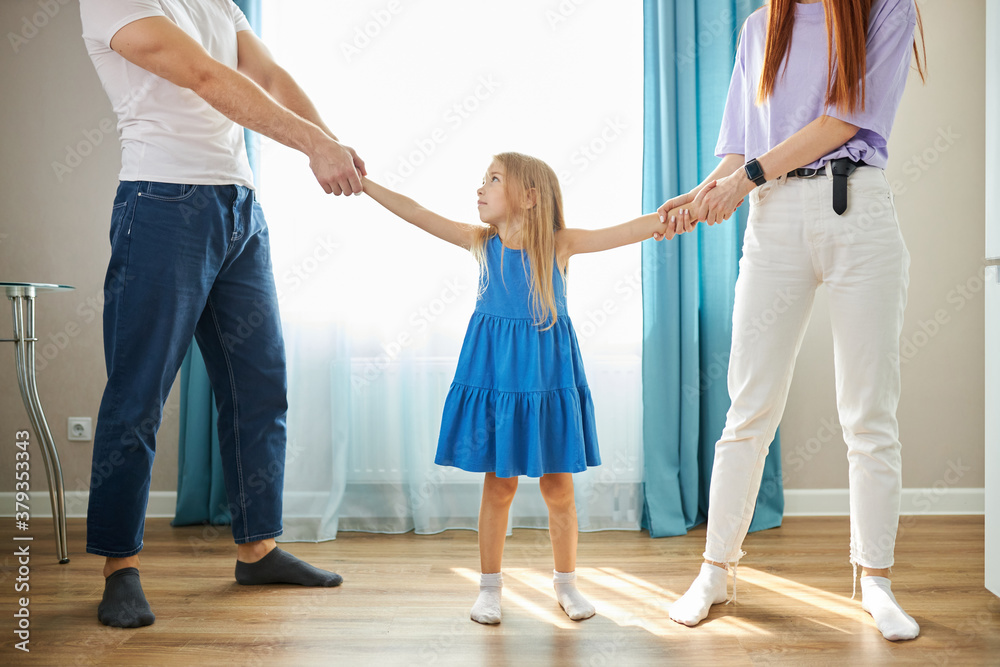 Naklejka premium young mother and father share child girl, divided kid, going to ber divorced. they have amily conflict, scandal, quarrel between husband and wife
