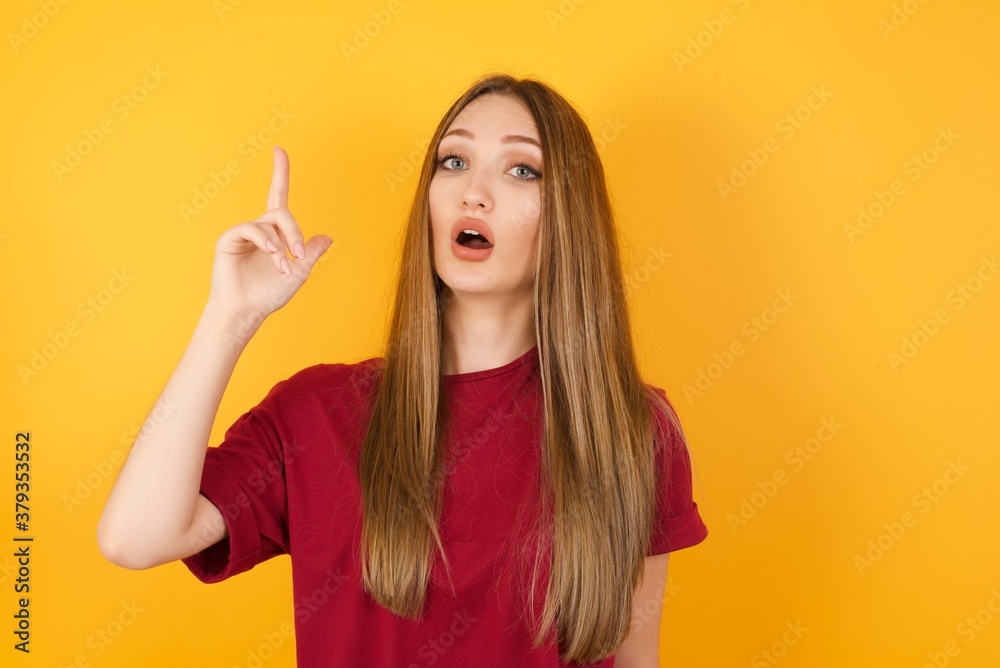 Φωτογραφία Beautiful Young beautiful caucasian girl wearing red t-shirt over isolated yellow background pointing finger up with successful idea