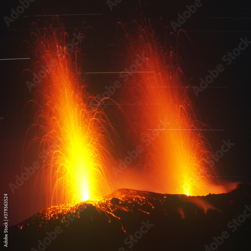 Fotografija Stromboli twin eruption