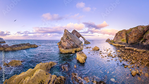 Tableau sur toile Bow Fiddle Rock during sunset - A natural sea arch near Portknockie on the north