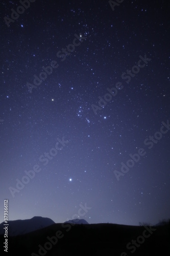 山々に輝く星々とオリオン座 