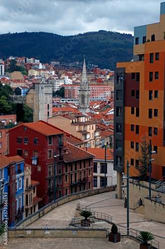 Building in a neighborhood in Bilbao © Laiotz