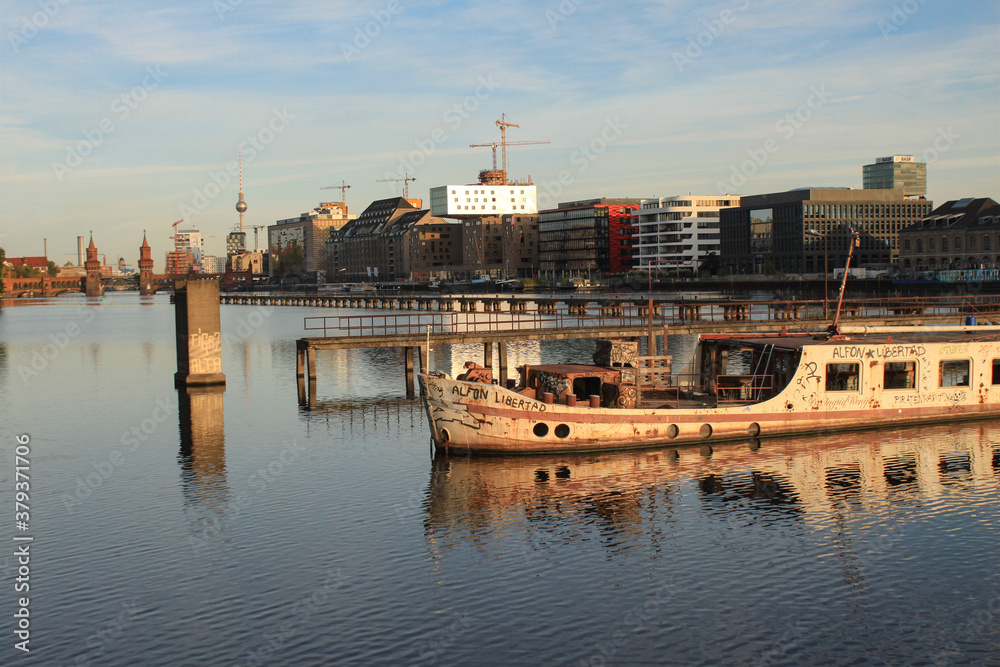 Berlin; Morgenstimmung an der Spree (Blick von Treptow hinüber zum Osthafen)
