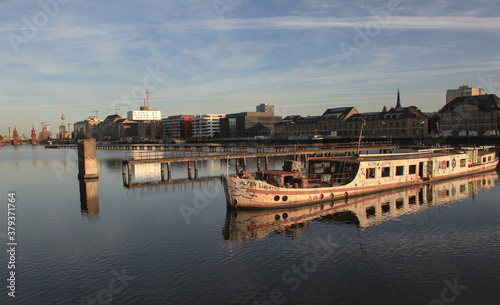 Berlin; Morgenstimmung an der Spree / Blick vom Treptower Ufer zum Osthafen