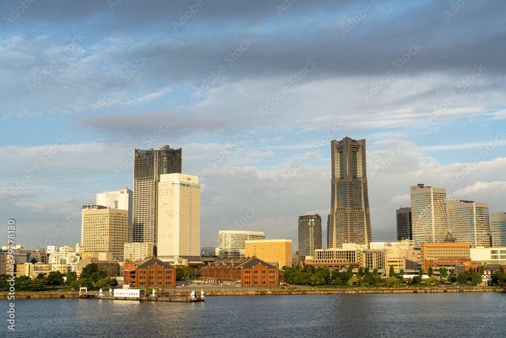 Obraz premium 朝日を浴びるみなとみらい地区