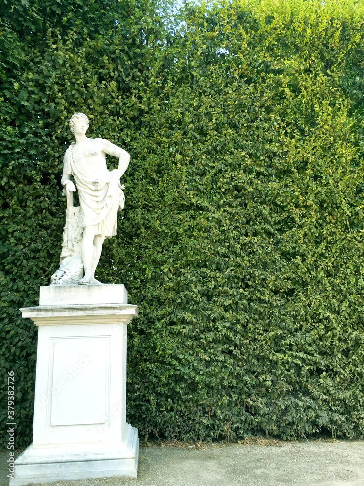 Obraz premium statue in the park of palace