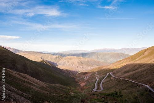 vista panoramica de ruta serpenteante entre las montañas