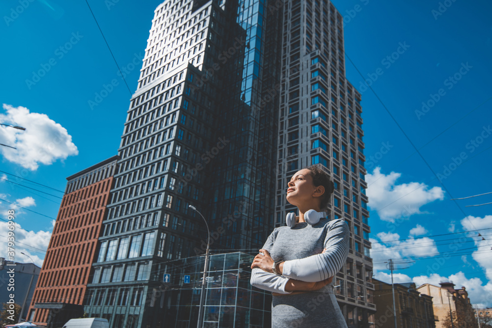 Fototapeta premium Athlete looking up in the city center
