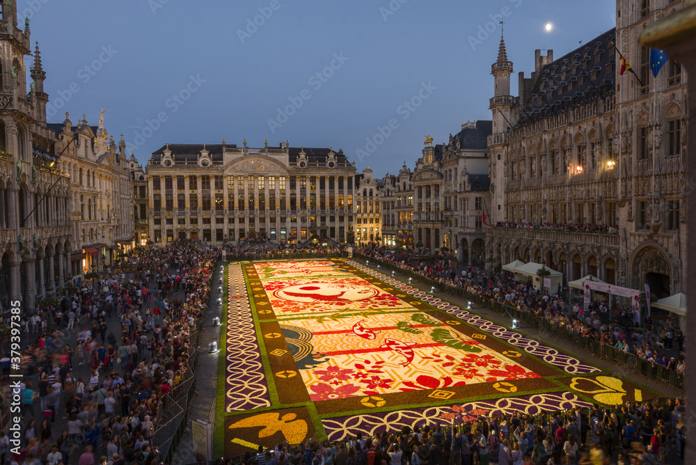 Obraz na płótnie Flower carpet on the Grand-place, celebrating the friendship between Belgium and Japan in Brussels, Belgium w salonie