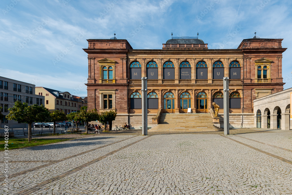 Frontansicht Neues Museum Weimar am Jorge-Semprún-Platz im Sommer