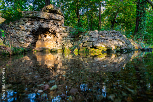 Leutraquelle mit Sphinxgrotte in Weimar im Park an der Ilm am späten Nachmittag