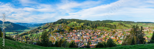 Morgendliches Ortspanorama von Oberstaufen im Herbst