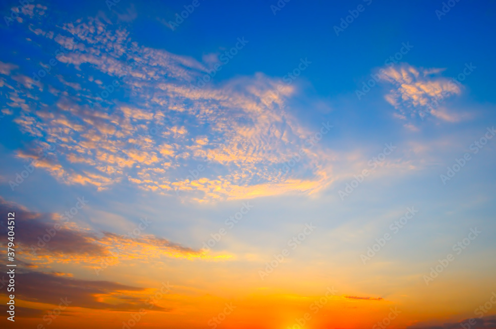 Obraz premium Scenic of sunrise and cloud on the orange sky.