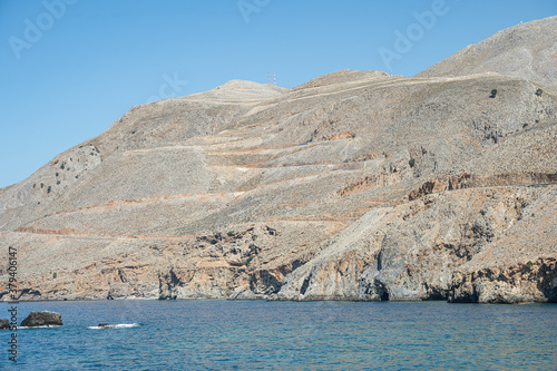 Felslandschaft bei Chora Sfakion mit Strasse nach Anopoli, Südküste Kretas, Griechenland