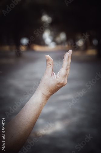 Hand in zen position © esebene