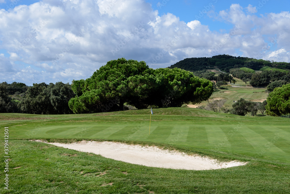 Bunker y ánforas en el campo de golf de la provincia de Girona en Cataluña, España