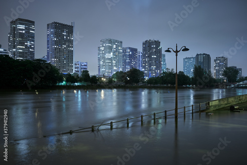 inondation de la Seine à Paris au niveau du quartier moderne de Beaugrenelle en pleine nuit