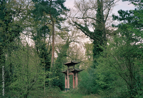 porte en bois vestige de l'exposition coloniale de 1907 dans le bois de Vincennes à Paris