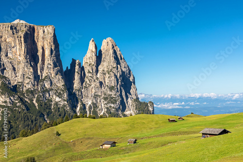 Auf der Seiser Alm, Alpe di Siusi, mit Blick auf den Schlern, Sciliar, Südtirol photo