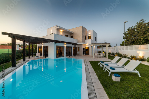 Modern house with garden swimming pool and wooden pergula © Luis Viegas