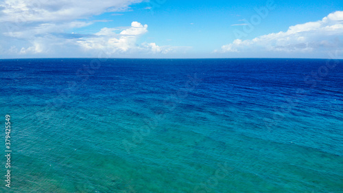 Fototapeta Naklejka Na Ścianę i Meble -  Blue and turquoise water in the tropics