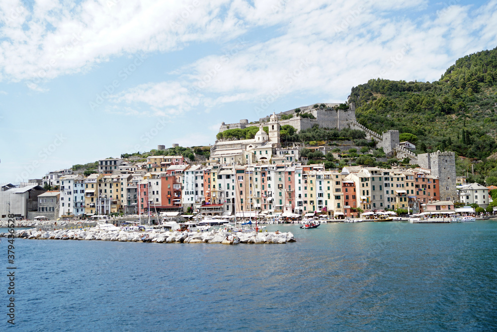 vista panoramica del porticciolo e della cittadina di portovenere liguria italia